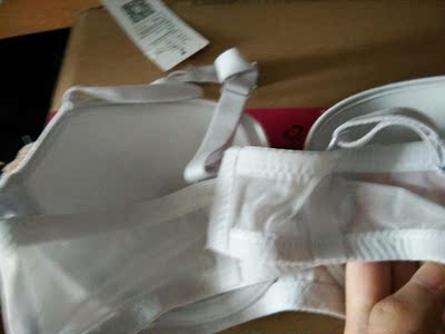 物流非常快，客服也很温柔有耐心，服务非常好，快递包装很好，外面还套了一层，保护隐私，感觉非常细心，然后内衣很舒服，很薄，做工很精细，是我喜欢的类型，物美价廉，非常满意！