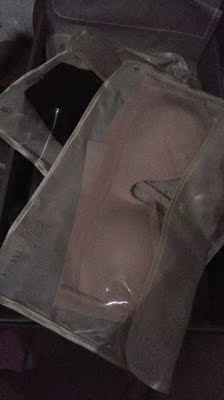 首先我重申我是大平胸 我的感受是一个平胸妹子的感受 看清楚 NEIWAI内外纯是国货 但是质量还真不赖 维秘的内衣实话是我觉得不好穿 我平胸空杯 个别背型可以以前发过 但是时间久了还是空杯 NEIWAI棉质这一点就非常舒服 当然你不能大力洗它 而且价格又不贵 寿命虽然短 但是好穿就好 这个NEIWAI好在她有胸垫 薄的一层 但不漏点 蛮有用 显得大些 没钢圈也不会上移 最关键NEIWAI有半码 按尺码表量完我是S➕号 就是半码号 真的非常合适舒服