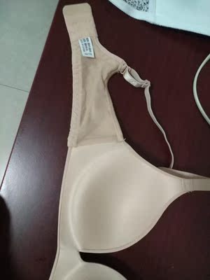 很柔软，很舒服，肉色有点深，有点偏小，不知道哪里看什么罩杯，牌子没有写。发货快