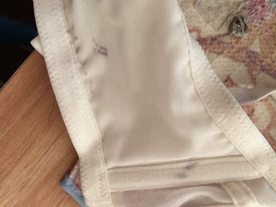 买了2件，一件黑色，一件白色，聚拢效果很好，但是，白色的内里怎么有黑色的杂物？