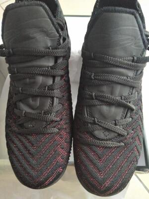 物流很快，鞋子正码。质量和款式都不错，穿着很舒服，不磨脚，价格也不贵，下次推荐朋友