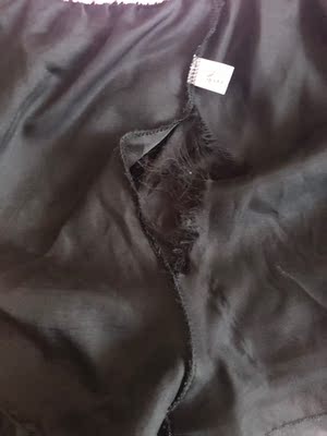 穿了两次就变成这样了,质量问题有点差 穿了两次就变成这样了,质量问题有点差