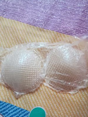 胸垫很好，厚度也合适，放在内衣里不乱跑，贴附性特别好。很满意