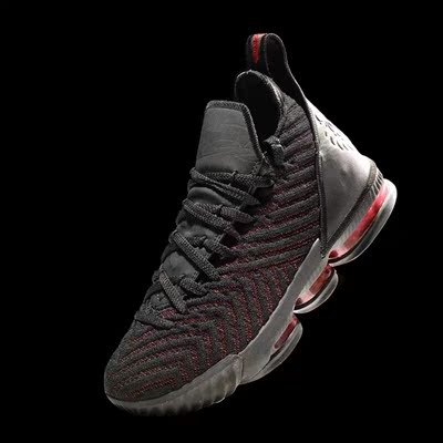 物流很快，鞋子质量好的没得说，做工很精致，穿着非常舒服，也很好看，物美价廉，好评！