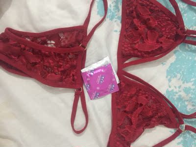 红色非常迷人，令人陶醉，想要生活过的好一点，多点性感，多点诱惑，非常好的一件货品。