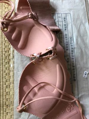 内衣穿上了，买了两件，就是拍的码数小了一点点，不过穿着不会勒还挺舒服的。打算再入手大一码的