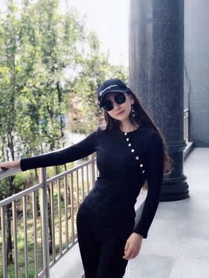 衣服收到了，款式好看啊，修身的挺显身材的，现在穿正好 打底也很好看。满意