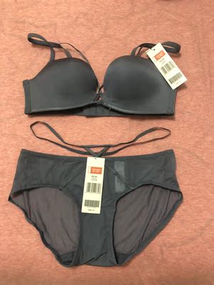 内衣很美，超级舒服！贴身不掉带！所有都是刚刚好！颜色参考图二，老顾客了，不用多说什么了！好了，我准备入手第二个颜色了！已经带了好几个小伙伴入坑了&hellip;&hellip;