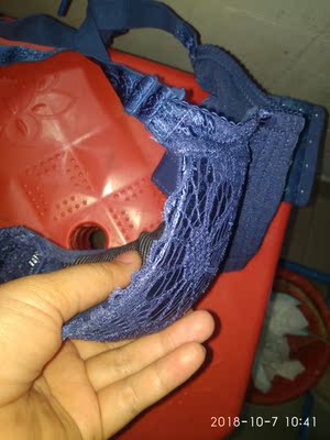 摸着很舒服，里边有小颗粒，穿着很舒服，不勒，领优惠券买的，很便宜