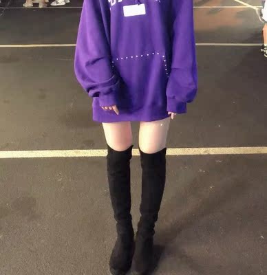 SW5050！！这简直是过膝靴的佼佼者，以前拍照po图我得拉腿！但这张真没拉！堪称长腿神器！而且拼接的面料有弹性，也不容易滑落，虽然是平底鞋但是也很好得拉长腿部比例。真的是秋冬必入的一款靴子，安利安利！！