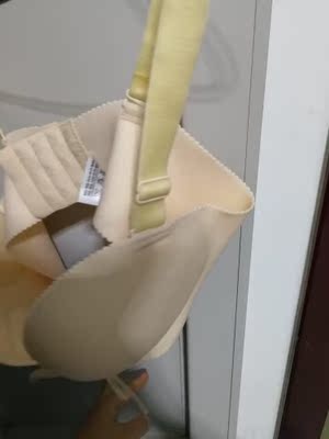 胸罩颜色和肩带颜色不一样，刚才跟客服沟通解决办法，客服说从来没出现过这种情况，问我想怎么解决???我说给我一个配套的肩带就可以，店家不同意。最后说是给我一个3元红包，还不够我自己再买一个肩带的。遇到这种商家也真是够了。可以出错，但是不愿意承担就有点招人讨厌。