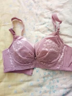 总是说评价，但总是忘了，实在不好意思，我一共买了四件，四件质量都很好，就是我把码子稍微买小了一点，卖家的服务态度非常的好，她给我寄了后排扣，而且每一件都挺好看，质量好，穿着也舒服，比在外面买要划算很多，下次需要还是会在你们店买，包装很好，发货也很快，服务态度超好超好的😝