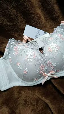 宝贝特别好，已经穿了好几次了，和图片基本没差多少，特别好看，他们家是我唯一看到的适合小胸的还带着漂亮的花纹。蕾丝也是非常的好看，以前没那么多款式，真的是能买到合适的就特别好了。 现在不仅款式非常合适，还穿着舒适，也很漂亮，真的是时代不同了，一起买了两套，码数都很适合，品质也很高，真的好喜欢，很透气很舒服，聚拢效果也可以，客服小姐姐也特别好，不厌其烦。态度很好和善 ，满意哦，哈哈 已经收藏店铺了，以后就是常客