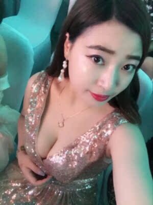 刚刚收到宝贝，看上去质量棒棒哒，很有手感，这个周末拍婚纱照刚好能够用得上。客服态度非常好～的确可以打满分，不怕店家骄傲哈哈，已经介绍给身边的闺蜜啦，比她之前在店里买的要便宜很多而且质量还好一些，以后我会经常光顾哒～小姐妹都已经购买了，最主要价格很合理，质&nbsp;&nbsp;&nbsp;量又非常好，值得再去购买推荐的。~物流也比较快，前一天下午拍的，第二天晚上就到了，宝贝也很不错，值得拥有，