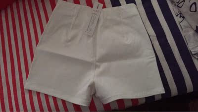 买了打底穿的，有件衬衣，配长裤穿感觉不好看，穿打底裤也不好看，配这种裤子最好，就算弯腰看见了也没关系，不用担心会走光！比较贴身，有小肚子的比较明显，像我就只能陪着长款的穿了！