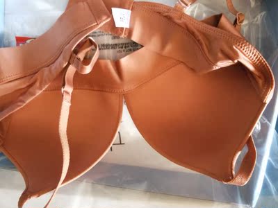 内衣薄薄的，不凸点，一直都喜欢穿这种内衣，毫无束缚感，穿着很舒服，像没穿一样，准备再买一件。