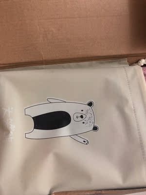 宝贝收到了，做工精细，质量好，面料柔软，穿着舒服，大小合适，版型很不错，满意！店家服务态度很好！还会再光顾的呢