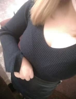 用了一段时间了我的胸部就感觉更有弹性了，也大了一些，虽然没有我朋友那样升杯，但是也增加了1.5厘米了哦，有这个效果已经很满意了，而且胸部也变得光滑了，很白，会坚持使用的，期待更好的效果