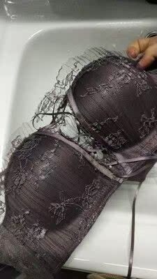 一眼就看中的款，杯面的纱很仙，绑带设计和紫色搭配真的是敲性感的，聚拢又好看，关键穿着还舒服，一百昏！