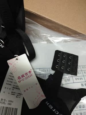 天哪,真的好看啊,摸起来手感很舒服,下面的字母也很好看,特别是黑色的,感觉好看,独立包装,秘密发货,还是用盒子包装,包装完整而且也没坏到了三个,而且还每种颜色各外送一个扣的,好看好看,没什么刺激味道,但推荐最好拿来洗一下,毕竟贴身的衣物 天哪,真的好看啊,摸起来手感很舒服,下面的字母也很好看,特别是黑色的,感觉好看,独立包装,秘密发货,还是用盒子包装,包装完整而且也没坏到了三个,而且还每种颜色各外送一个扣的,好看好看,没什么刺激味道,但推荐最好拿来洗一下,毕竟贴身的衣物