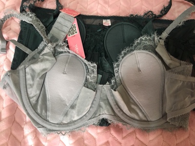 这是自己第二次在这家店铺买内衣了，因为自己之前从来没尝试过这么薄的内衣，之前买了两套穿着觉得特别舒服，没有那么闷热的感觉，很自然的亲肤，上次的内衣穿着没发现身上有掉色现象，但是清洗时会有一点褪色，也不知怎么搞得，店家应该知道这样的女士贴身之物，肯定不会用不好的面料吧，自己还是忍不住又回购了两套，作为过年期间穿，这次买了内部有防凸起的棉了，这样更完美了，薄而不尴尬，挺好的内衣，蕾丝设计很甜美，女生一般都喜欢这样的吧，墨绿色，颜色很正，灰色也好看，挺满意的哦