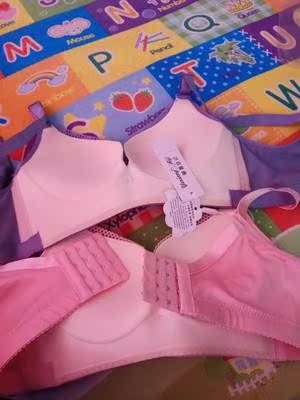 做工精细没有一点线头，面料是很舒服柔软光滑的冰丝面料，胸垫手感好不容易变形，真是特别好的一款文胸，穿着舒服透气，侧收效果不错，没有束缚感，价格也实惠，亲们快快行动吧，性比价很高，没有让我们失望，店家还送了小礼物，真的很满意，希望店家生意兴隆！