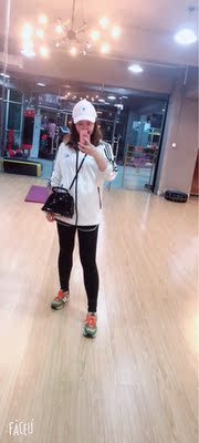 老客户了，无限回购，这个运动裤子弹性很好，长短也刚好合适，运动的时候穿着也舒服，价格也合理！随便搭配都挺好看！运动风格看起来就是显得年轻！