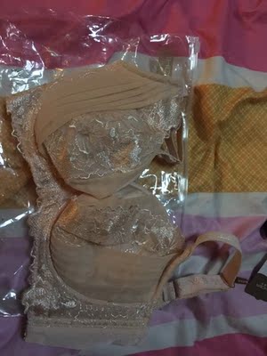 宝贝昨天已收到，上次在你家买了一个，穿上身很舒服，这次的穿上大小也很合适，舒服，非常喜欢，而且在双十一活动上购买，价格也很优惠，物流也很快