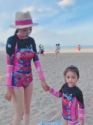长袖泳衣很防晒很显瘦哦，带宝宝去海边玩，特意买了长袖的，质量很好，不会热，宝宝挺喜欢的。