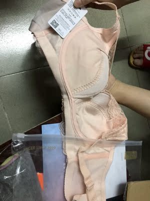 这个款式适合大胸的,生完孩子都缩水了,穿着没型,不过没退货,主要是买回来试了觉得还挺舒服的,也能穿,又没有异味,手感做工各方面都挺好的,所以就留下了。下次买其他款式能适合小胸穿的来! 这个款式适合大胸的,生完孩子都缩水了,穿着没型,不过没退货,主要是买回来试了觉得还挺舒服的,也能穿,又没有异味,手感做工各方面都挺好的,所以就留下了。下次买其他款式能适合小胸穿的来!