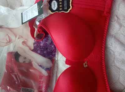 收到宝贝试穿了，聚拢效果不错很好。杯罩内边上有皱褶，压不平整。内裤一般，会下滑。总体来说也不错，好评吧。以后再追评。