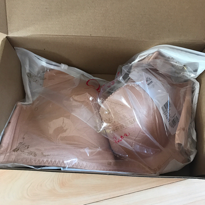 味道太大了，洗了以后还是有味道。虽然是网购，但是细节也太不注意了，线头完全没有处理好。颜色也和图片不符合，老气。料也不尽人意，穿上不知道会不会勒。总之打开拿到货很失望。这个价格我觉得都不符。穿后怎样，等干后试穿&middot;&hellip;&hellip;&hellip;&hellip;&hellip;&hellip;&hellip;&hellip;&hellip;&hellip;&hellip;&hellip;&hellip;&hellip;&hellip;&hellip;&hellip;&hellip;&hellip;&hellip;&hellip;&hellip;&hellip;&hellip;&hellip;&hellip;