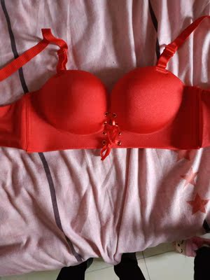 刚刚老公问这内衣好穿吗？我说不知道，但我刚刚算给他听我居然在这家买过十件内衣了，至少胸型显得好看，这种红很鲜艳的红，这种红不会老土，就是码数偏小一点，我都是穿最小3270A的，这个就不能穿3270A会很紧，家里有两件就一直放着穿太嘞了，现在我都是买大一码，3270B的刚好，来来回回都是这几个颜色，我很喜欢黑白波点和粉印花，可是说工厂不做了，好遗憾再也买不到了