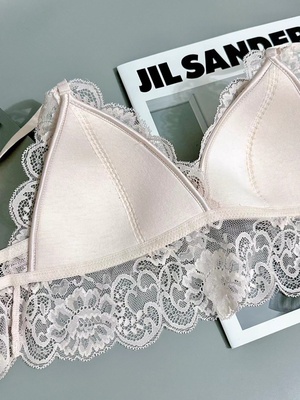 这款内衣的蕾丝设计真的是有点小心机的，穿上身不止是优雅 还有点小性感！很有质感还柔软 不会扎人，很舒服 颜色也好看 没有女生会拒绝粉色吧！搭小裙子牛仔裤都很合适 好看的！