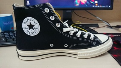 匡威70s经典款 真的很帅 之前穿过两双匡威 很帅 这次直接入了70s 比之前的普通款 舒服多了 脚踩的很软 做工也好很多 超百搭