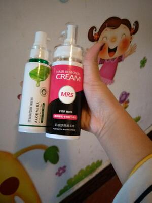 她家的脱毛膏很不错的这个是我第二次在她家买脱毛膏 第一次买的也是这个 效果很好 超级温和超级好用 嘻嘻 喜欢 用了第一套以后 毛长得慢了 也变细软了 真心的把这款产品推荐给爱美的女士们。非常干净不留痕迹，等几分钟就可以脱了，一点都不费时超级方便的。值得购买。值得推荐