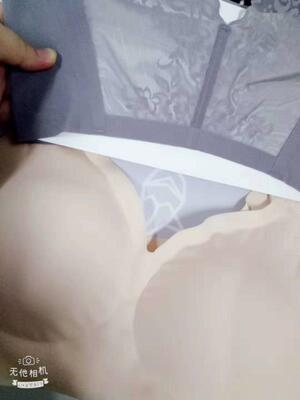 面料很不错。柔软。上身试了一下。很舒服。卖家服务态度很好，发货也挺快的。很给力