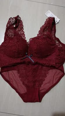 衣衣收到了，是想要的酒红色，穿上很显胸，好看，内裤也够大