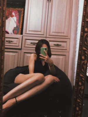 特意练了大腿才买这种高开口的裙子,果然比以前的麻杆腿视觉效果好。 特意练了大腿才买这种高开口的裙子,果然比以前的麻杆腿视觉效果好。