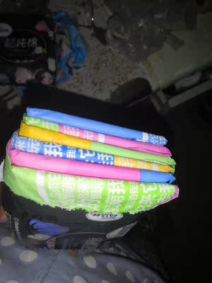 一次囤了两箱，能用好一阵了，之前买过高洁丝的卫生巾，颜值特别高，用着也好用，这次又来回购啦！！