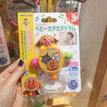 Japan purchasing bread Supermans newborn baby bites the childrens hands to catch the rattle and wave of the puzzle toy