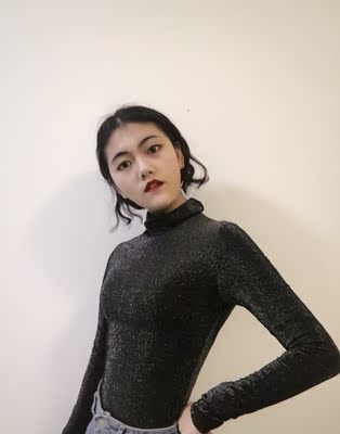 银丝面料很有质感，超修身，比一般的打底衫都显瘦，秋冬随便搭视觉也高级。