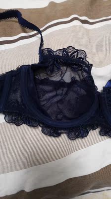 第一次买这么薄的内衣，感觉蛮新鲜的，一次买了三套换着穿，很舒服感觉没穿的一样，哈哈，透，很性感，还凸点，记得贴乳贴！