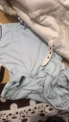 衣服挺好的 就是不要和别的衣服一起洗 大自然的染工程 图二本同是白色.....你们看 染的多自然