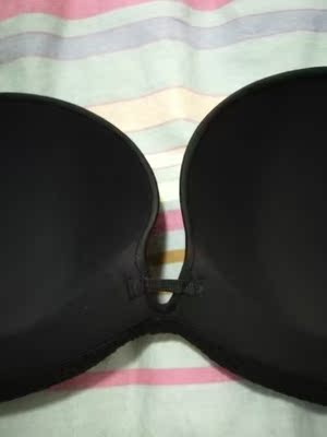 软钢圈，聚拢，舒服贴合胸部。加一尚品的内衣真的质量超级好，去年双十一无意间买了两件以，穿了一年一点都有没变形，但是又不贵，真的好喜欢，平时不舍得买，双十一一口气囤了五件。超级划算。发的顺丰和韵达，都包装完美，走线做工没得说！真的要美哭了，粉了粉了，服务态度也好，物流也快。给力。