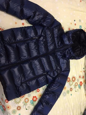 虽然在江浙厚羽绒服利用率很低，但是一直准备购置一件厚一点的羽绒服以备不时之需。从marmot的guides, shadow再到rab的QDN62，QDN51，QDN71, 最终选择了这件天石，参数来看700蓬90%的灰鹅绒， L码对应180g的充绒量都能满足我的要求，如果外层能使用类似pertex shield面料的，那就完全能满足我的需要，但是498的价格又不是marmot或者rab能较量的。羽绒服的保暖性非常不错，上周出差穿了这件羽绒服，大部分时间都拿在手里或者挂在凳子上，因为穿着太热了，最后非常满意这件衣服，整体的做工，保暖性，重量，性价比都非常不错。