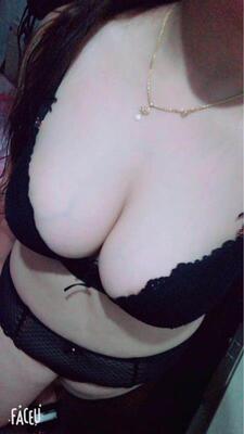 私处和乳头黑这个问题困扰我很久了，以前也用过一种产品，但是擦上去很烫，而且会麻麻的，后来还有点过敏，导致我不敢用了。看到这个产品有人参和灵芝，冲着这个名贵药材买的。