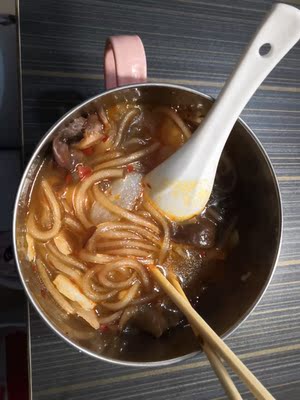 不想等就干脆用锅自己给煮了,就放了一点点的料,其他的都是我自己放的盐和味精,口味比较清淡,料真的不够这个价格。 不想等就干脆用锅自己给煮了,就放了一点点的料,其他的都是我自己放的盐和味精,口味比较清淡,料真的不够这个价格。