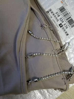 真是太爱了😍尤其是侧面的水钻链条,精致又高级。上身效果超赞,看着自己都会心动🤣喜欢的集美们,冲鸭! 真是太爱了😍尤其是侧面的水钻链条,精致又高级。上身效果超赞,看着自己都会心动🤣喜欢的集美们,冲鸭!