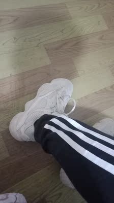 鞋子跟zp一模一样，上脚效果很帅，穿着舒服。老板娘很讲信用。下次还会多多光顾。